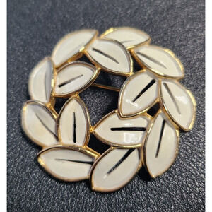 Vintage Trifari Leaf Brooch Pin White Enamel Wreath Gold Tone Metal Round